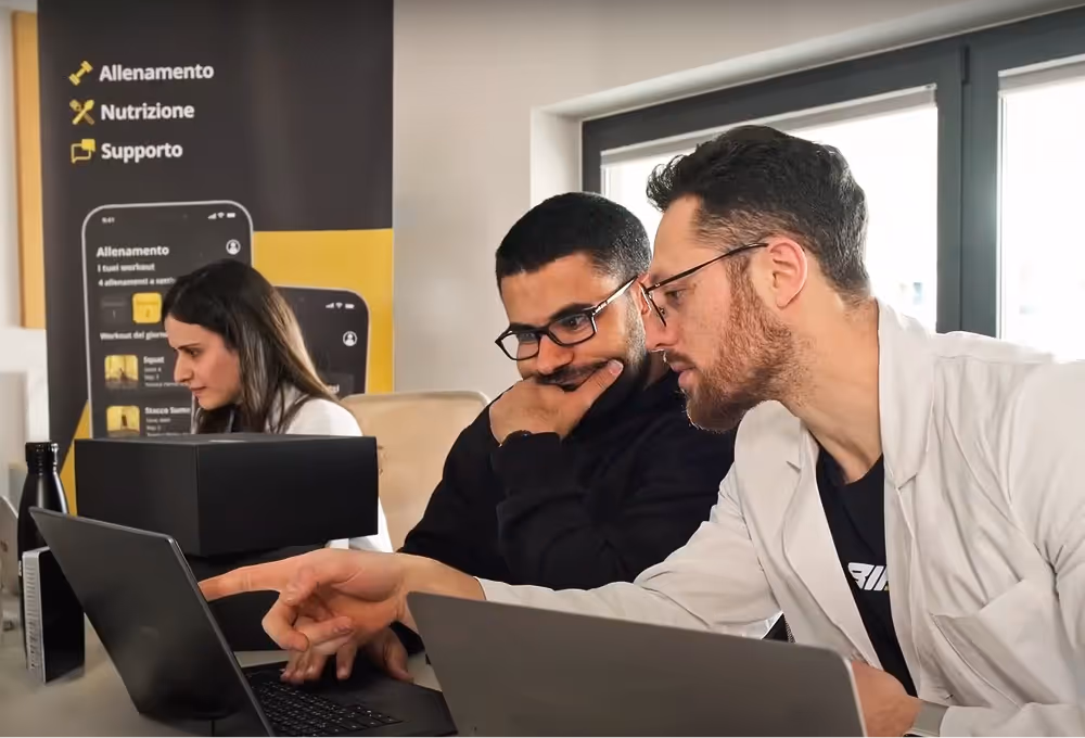 Coach e nutrizionista Builtdifferent analizzano i progressi di un cliente