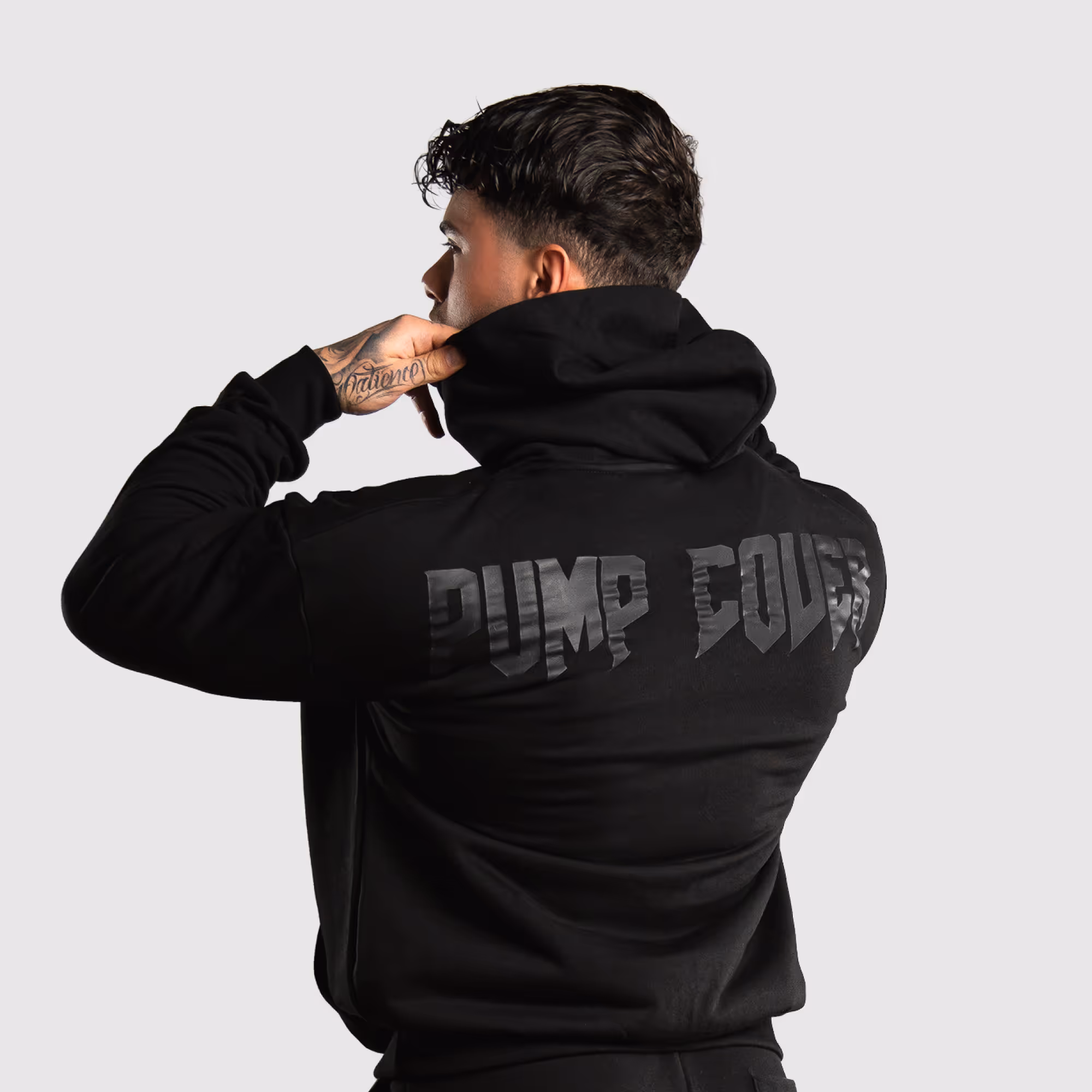 Felpa Pump Cover Builtdifferent vista da dietro