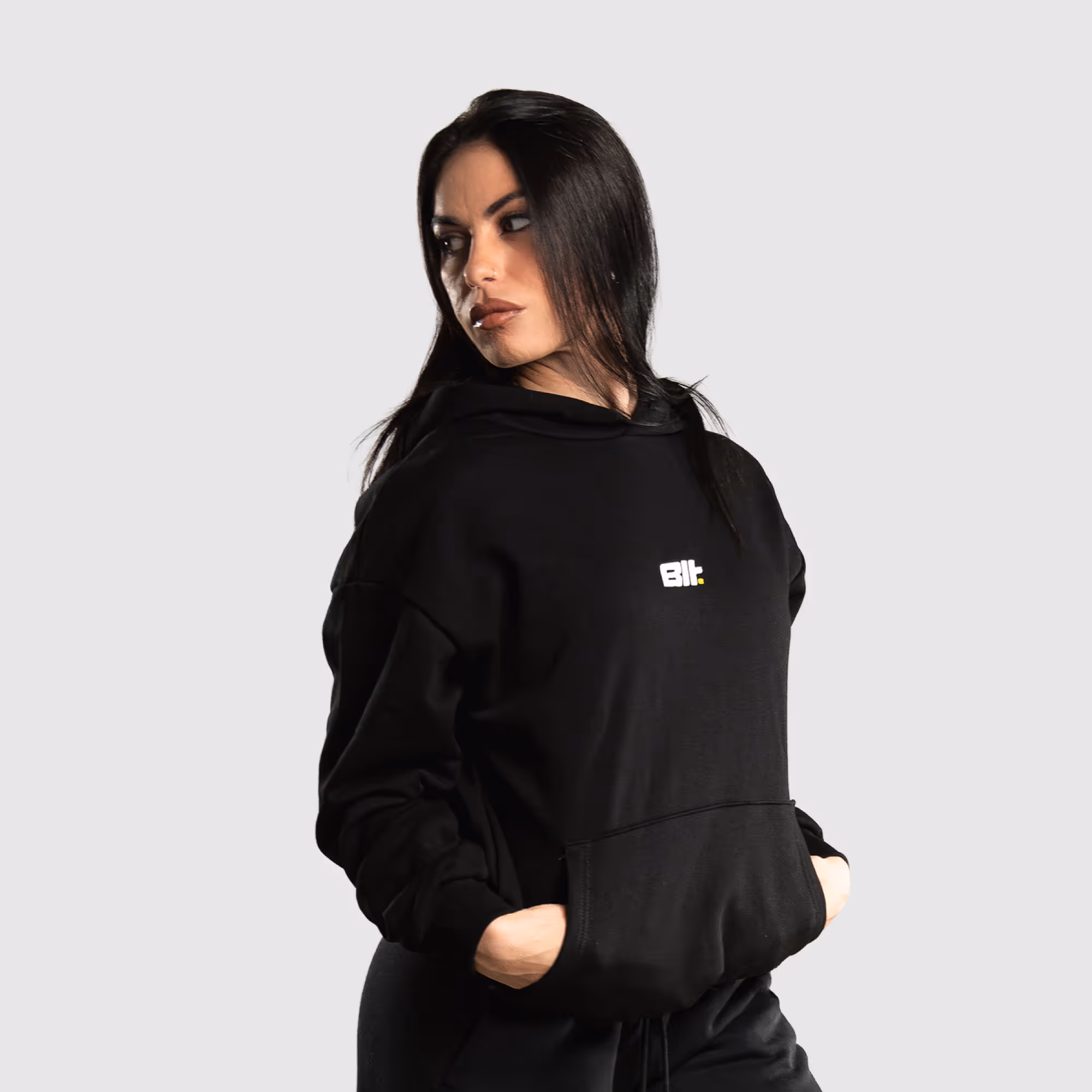 Modella con Felpa Pump Cover Builtdifferent da davanti