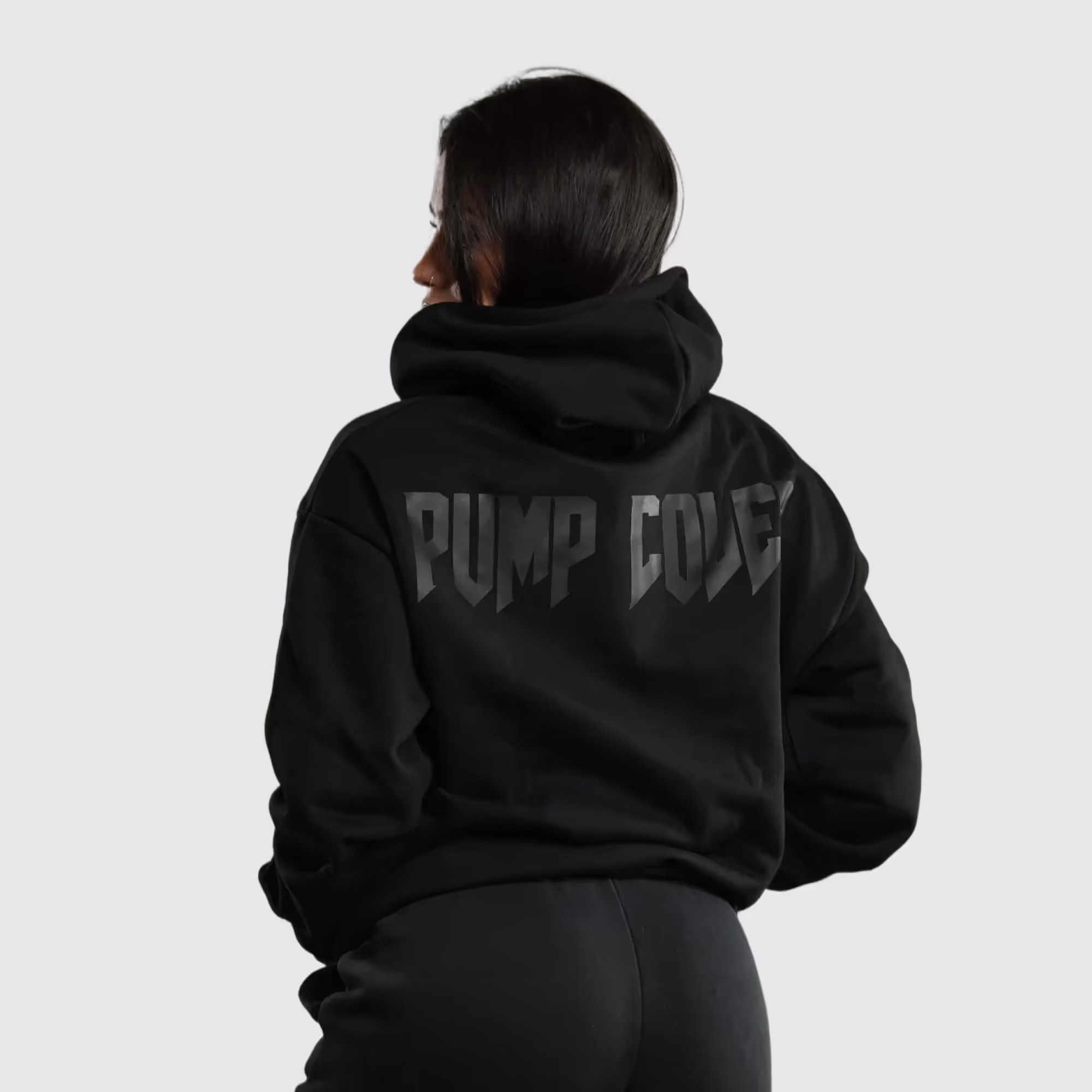 Modella con Felpa Pump Cover Builtdifferent da dietro